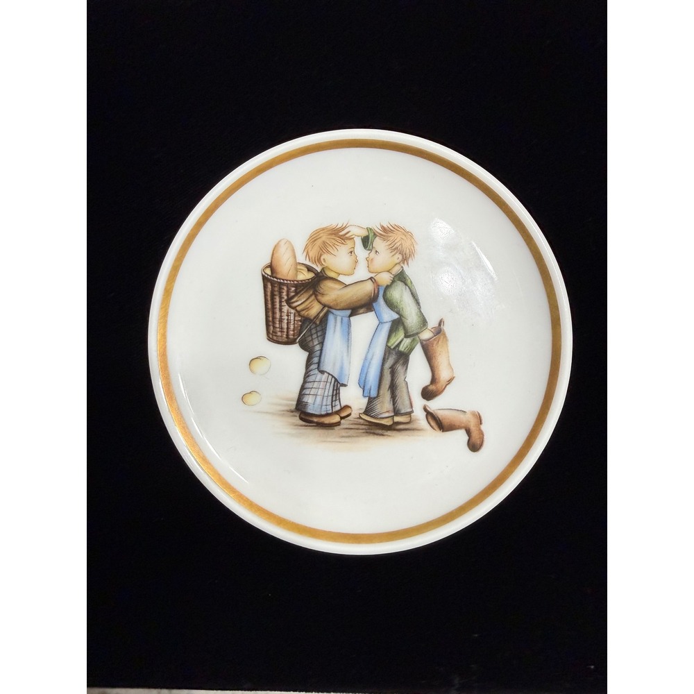 Schmid VTG Berta Hummel Miniature Plate Children W Bread  1979 West Germany 4"